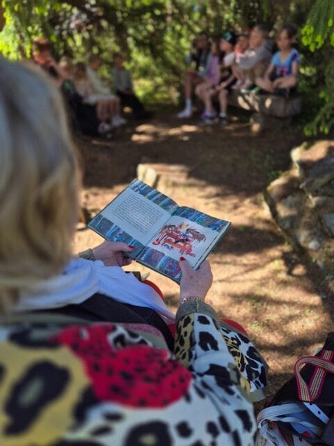 person läser bok under sagoträdet i Tuvatorp