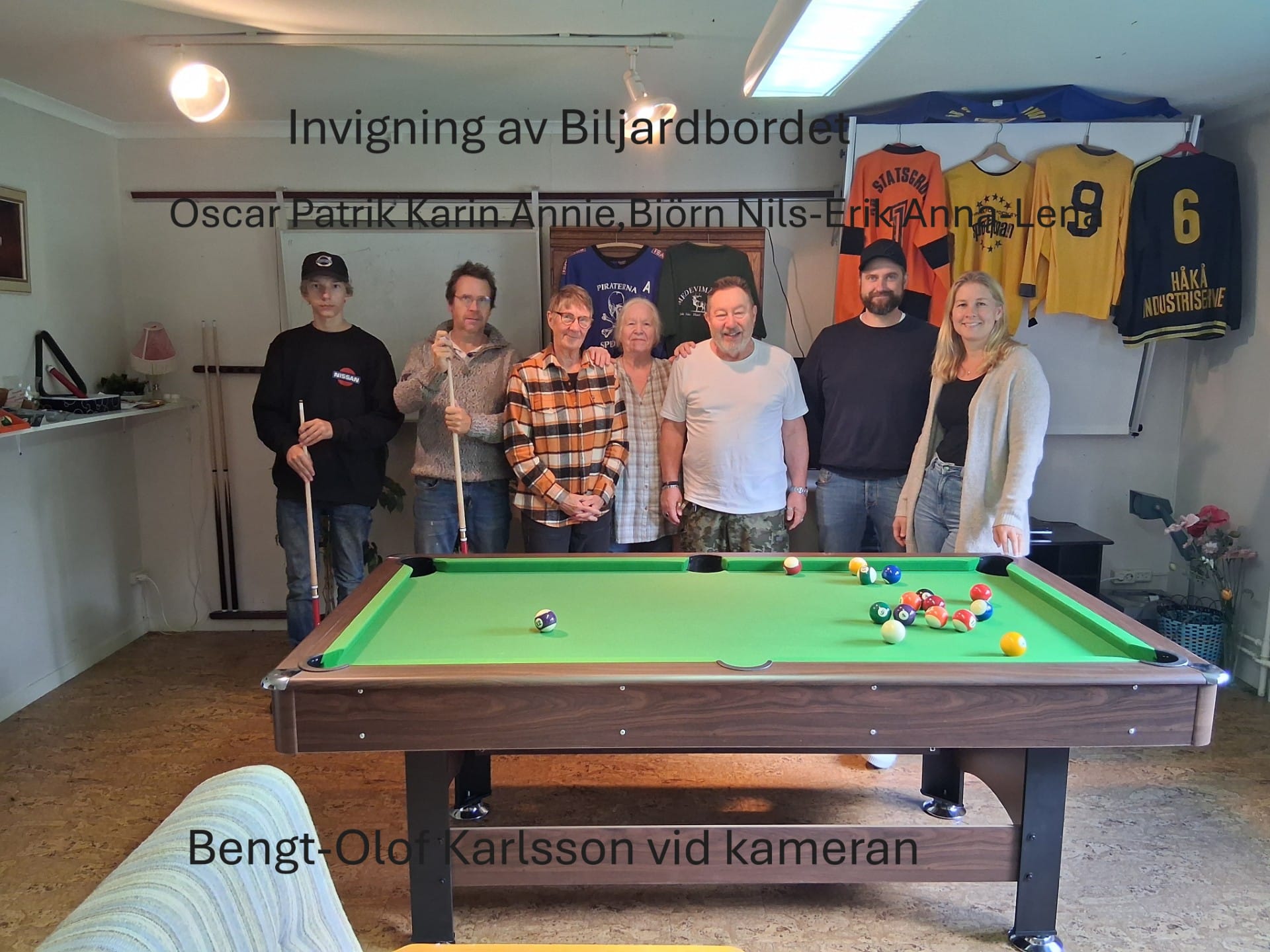 personer som dansar till levande musikunderhållning