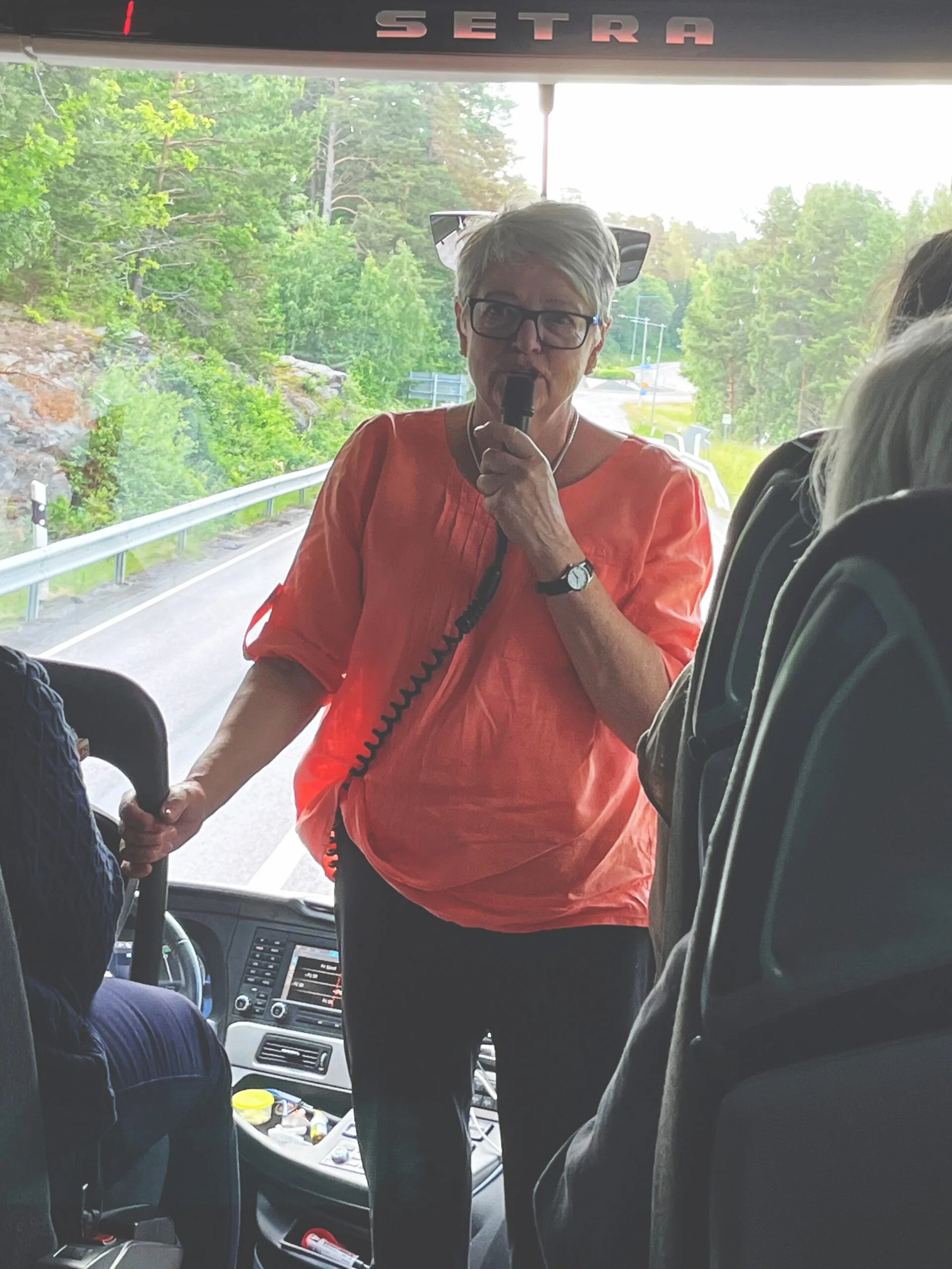 inspirationsresa paraplyprojekt checken bild på person som pratar i mikrofon på bussen