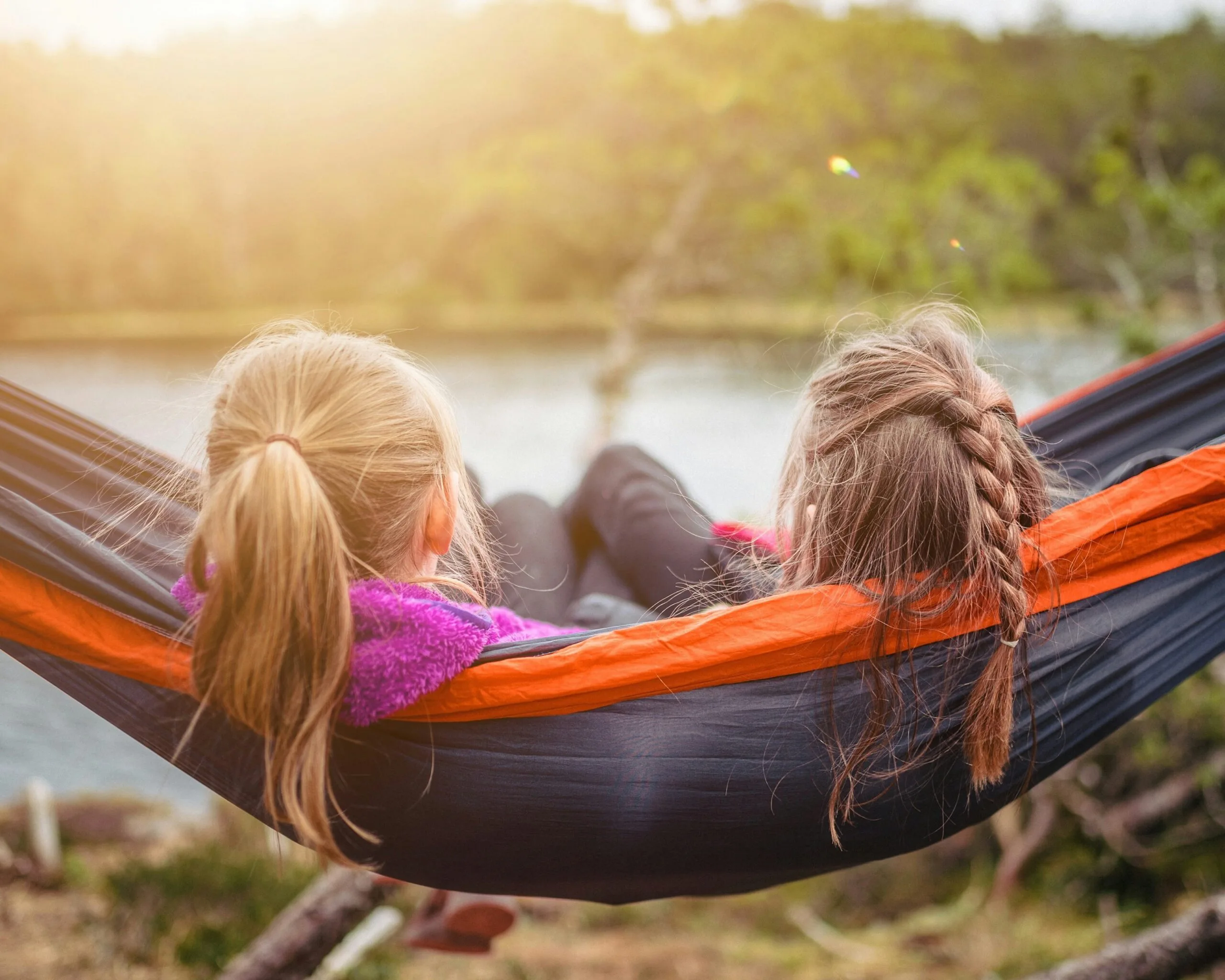 janko-ferlic-zHJ4ph3GRyg-unsplash två barn i en hängmatta, kanske njuter de av mer livskvalitet