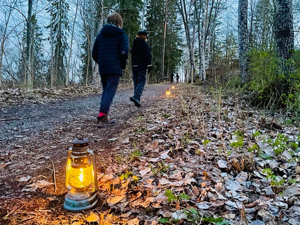 scouter i lyktans sken rombohöjden biokol tillverksning valborg, en grupp personer