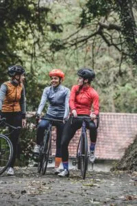 tre-personer-som-cyklar-kanske-i-ett-leaderprojekt