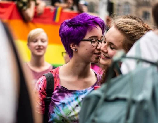 bild på två tjejer som pussas kanske i en aktivitet i en föreningscheck