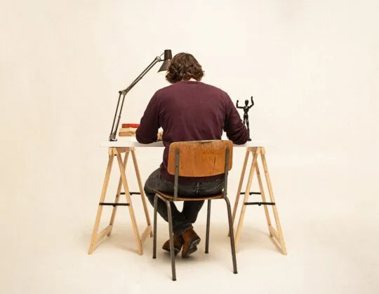 person-som-sitter-vid-skrivbord-unsplash
