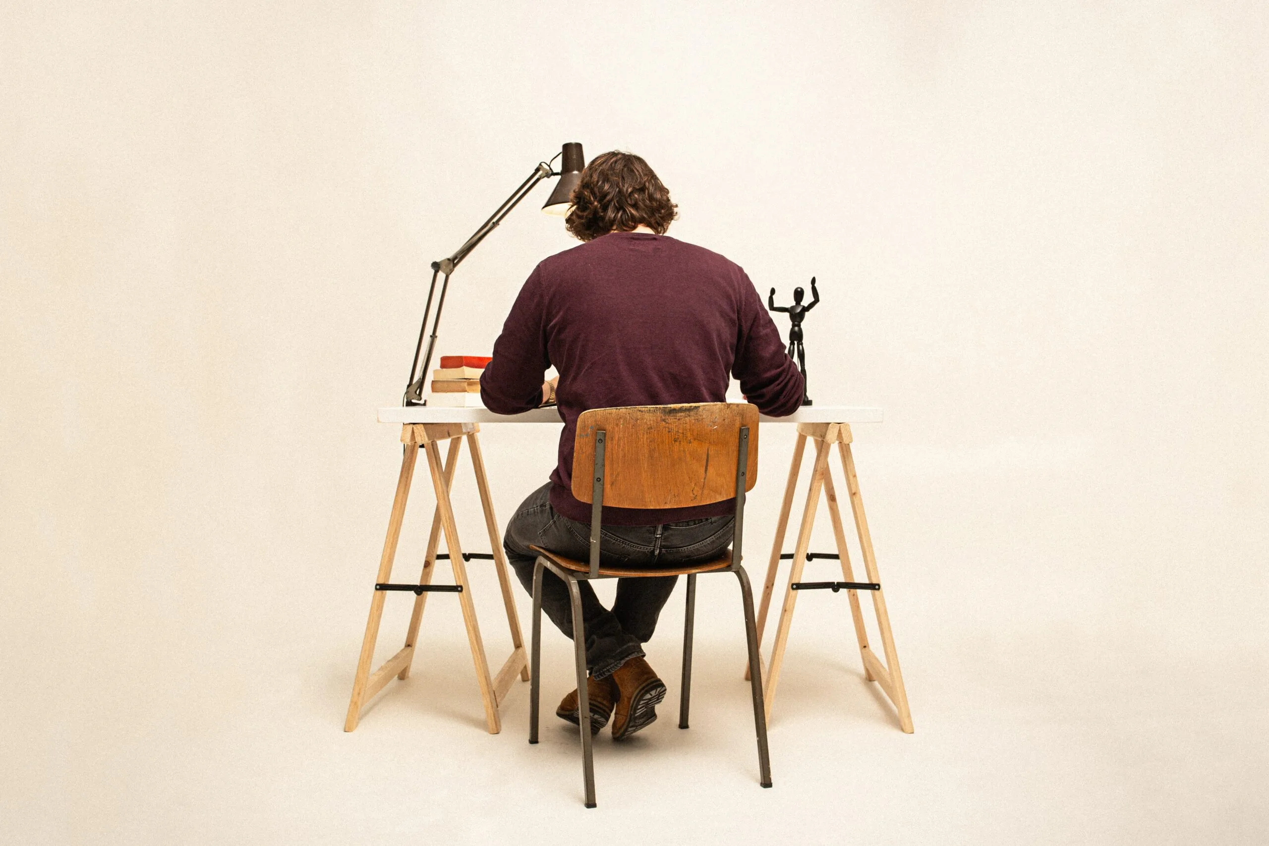 person-som-sitter-vid-skrivbord-unsplash