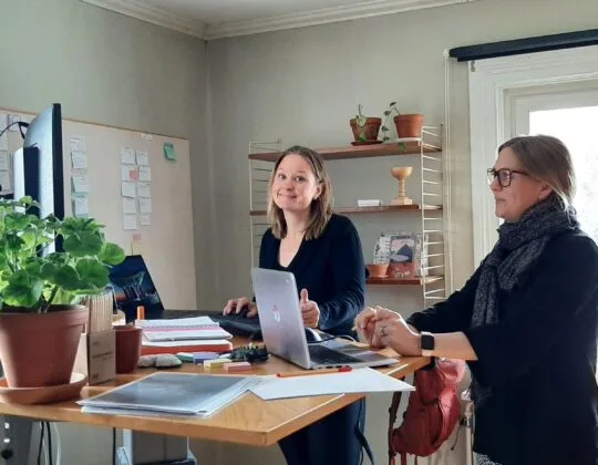 vivi-och-petra-på-leaderkansliet-vivi-ler-in-i-kameran