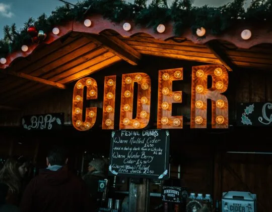 cider-projekt-skylt-andy-holmes-90S8ll64S_o-unsplash