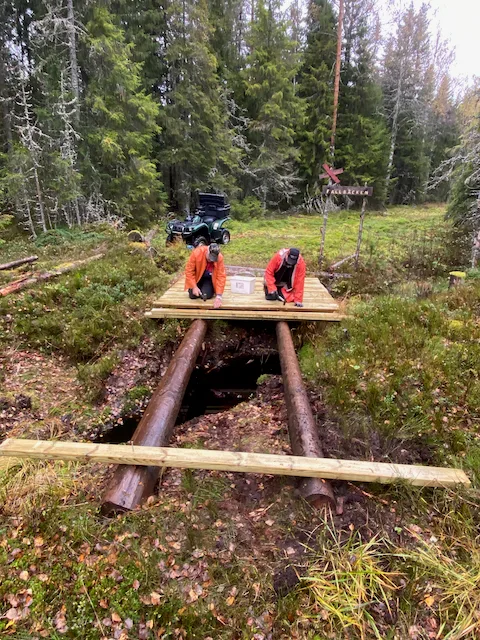 långmyra-förenignschecken-miljö personer som snickrar en bro i en föreningscheck