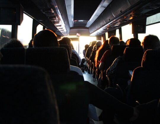 bild på folk i buss, kanske studieresa till andelsjordbruk