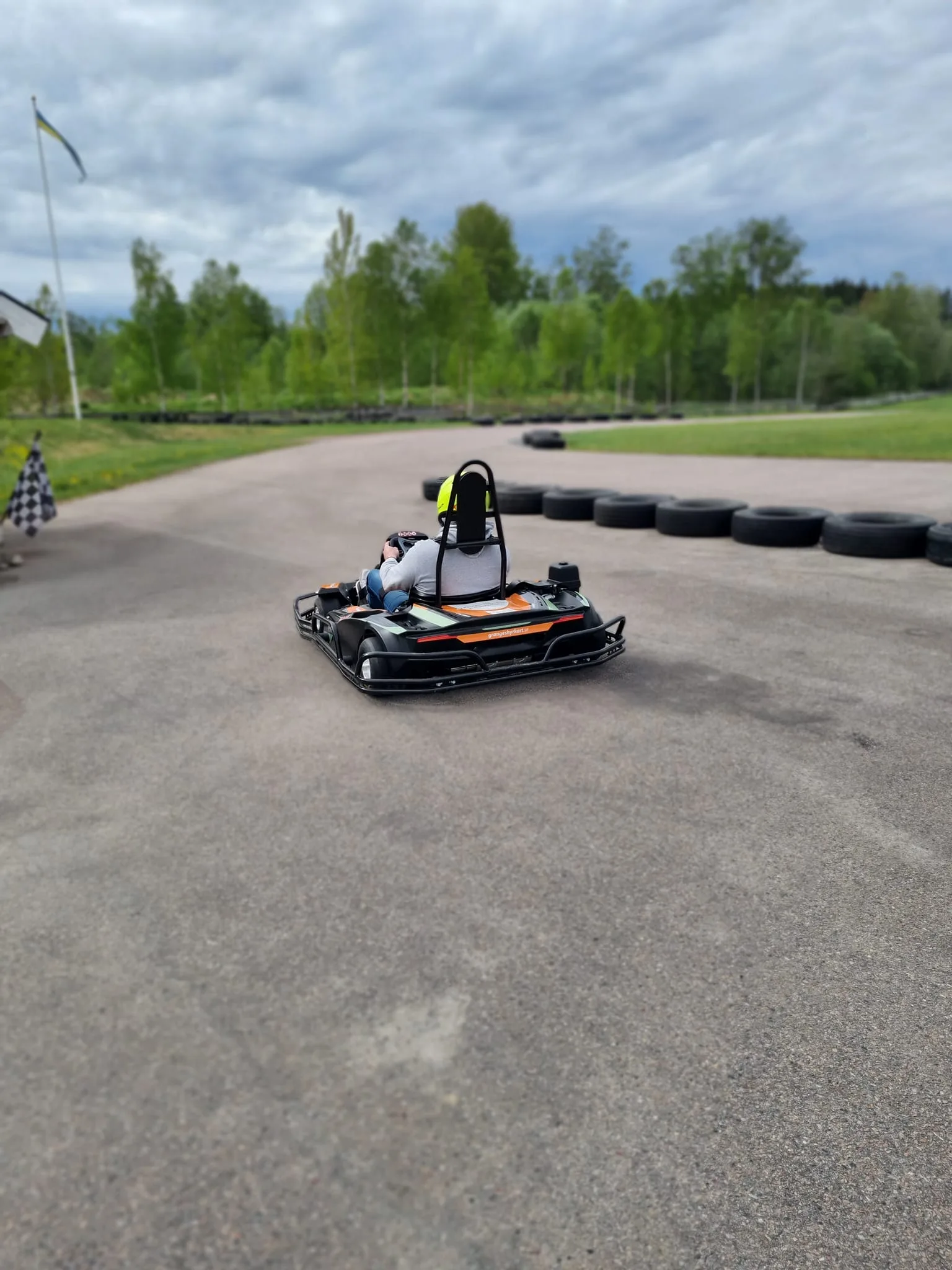 person som kör gokart