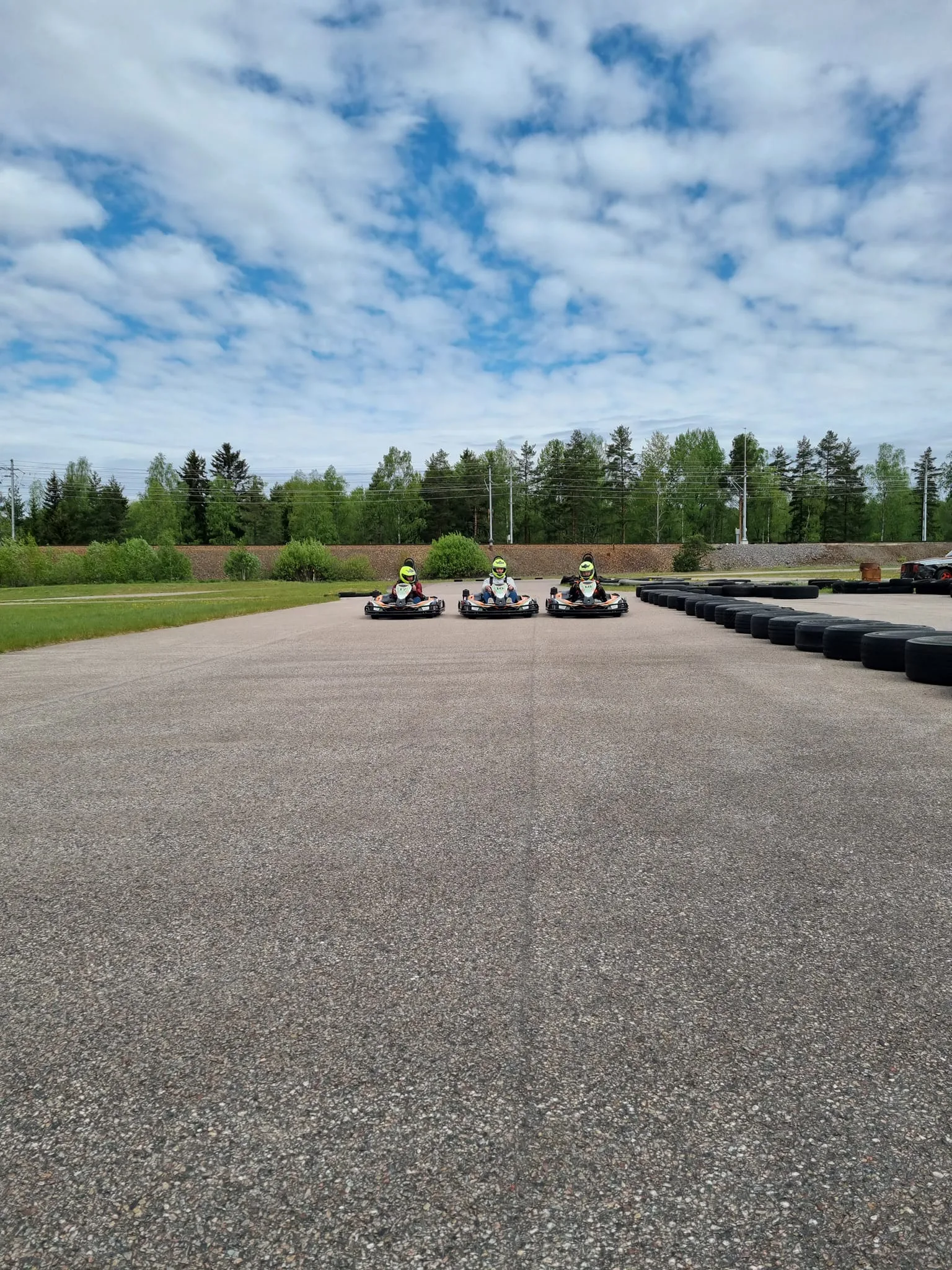 person som kör gokart