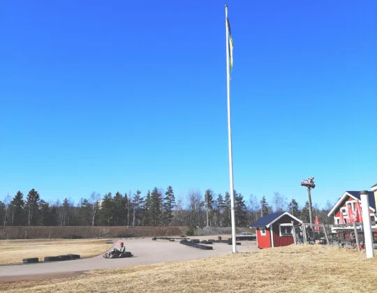 en gokart, blå himmel