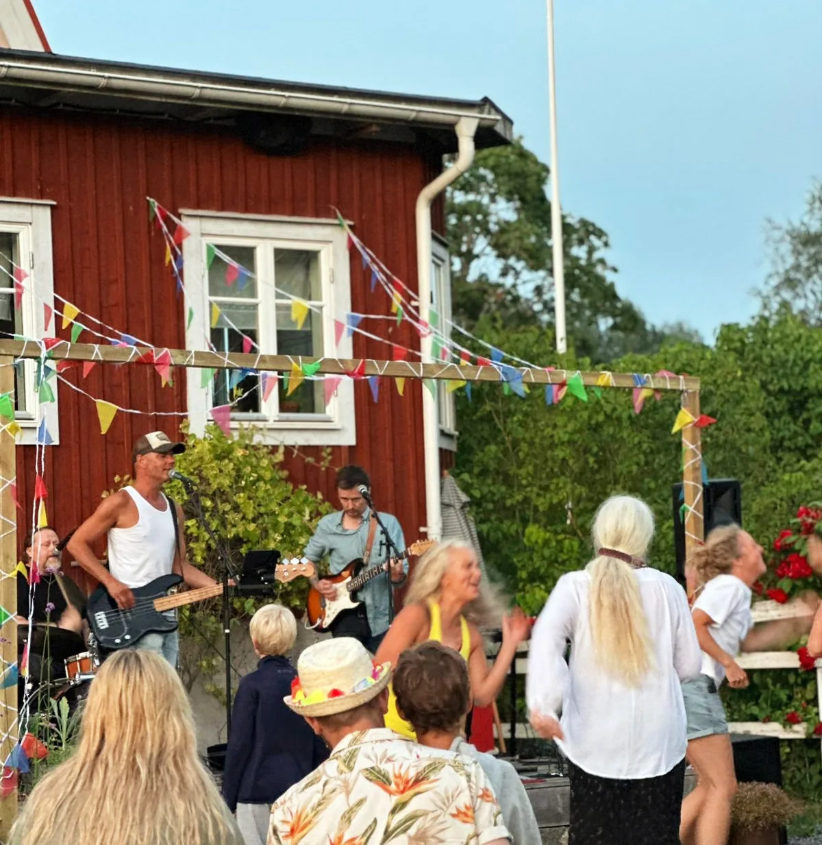 löa musikunderhållning personer som dansar till levande musikunderhållning