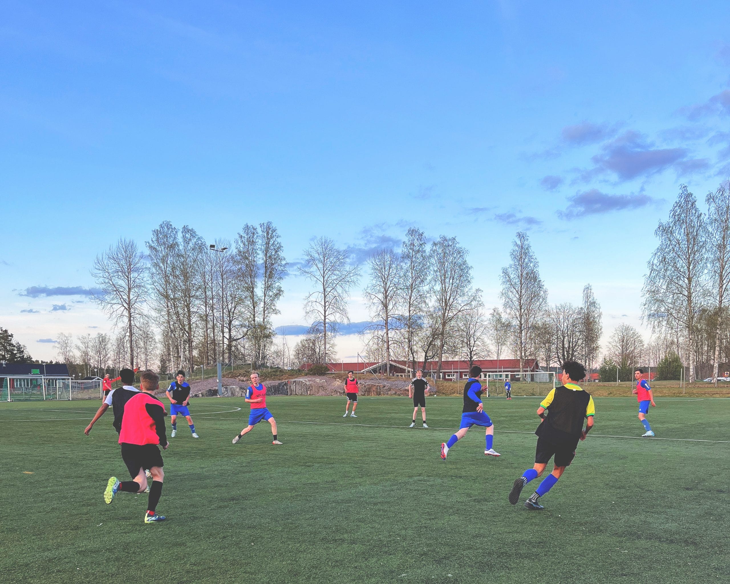 barn springer efter boll utomhus