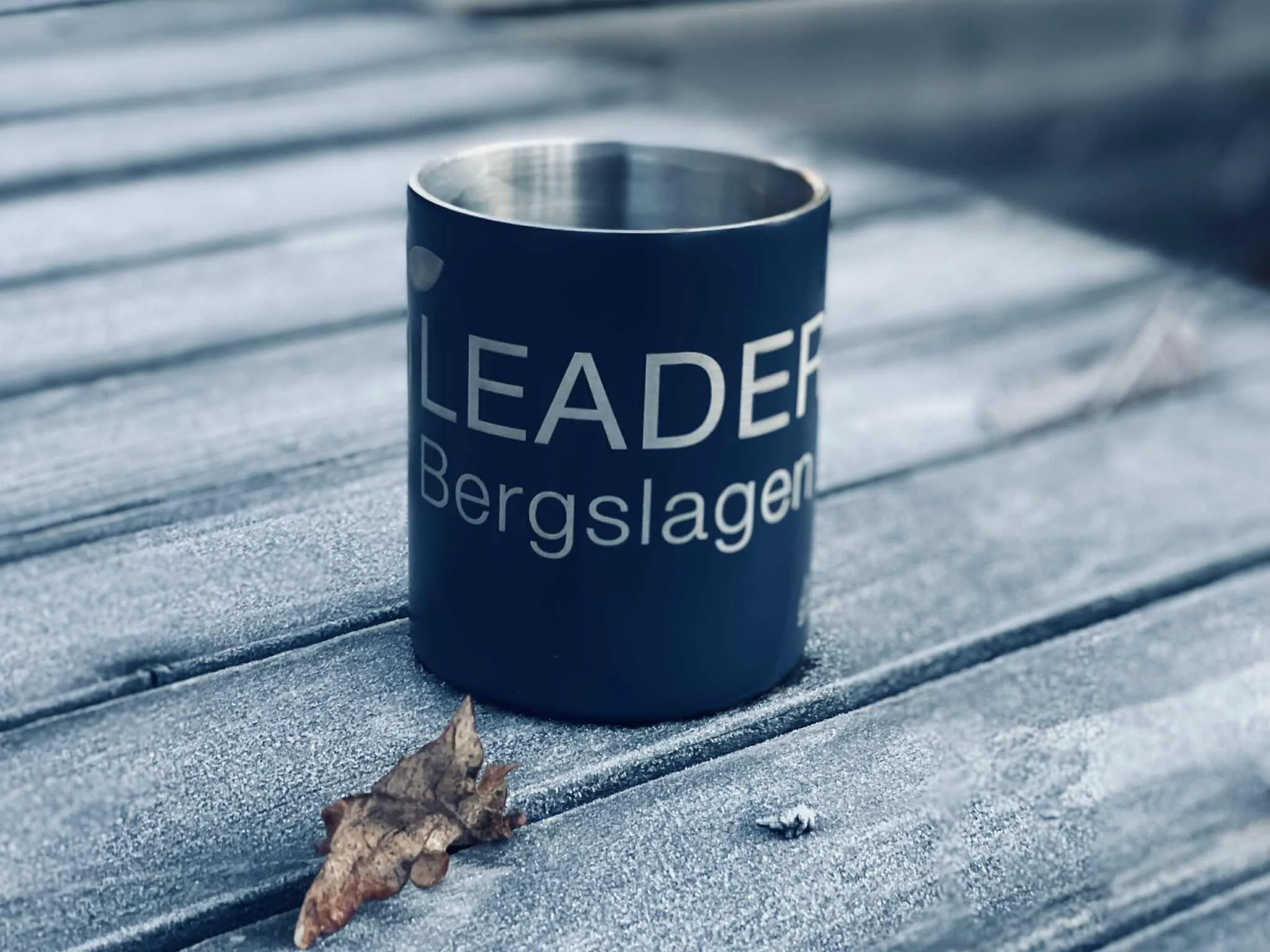 en leader-kopp på frostigt bord