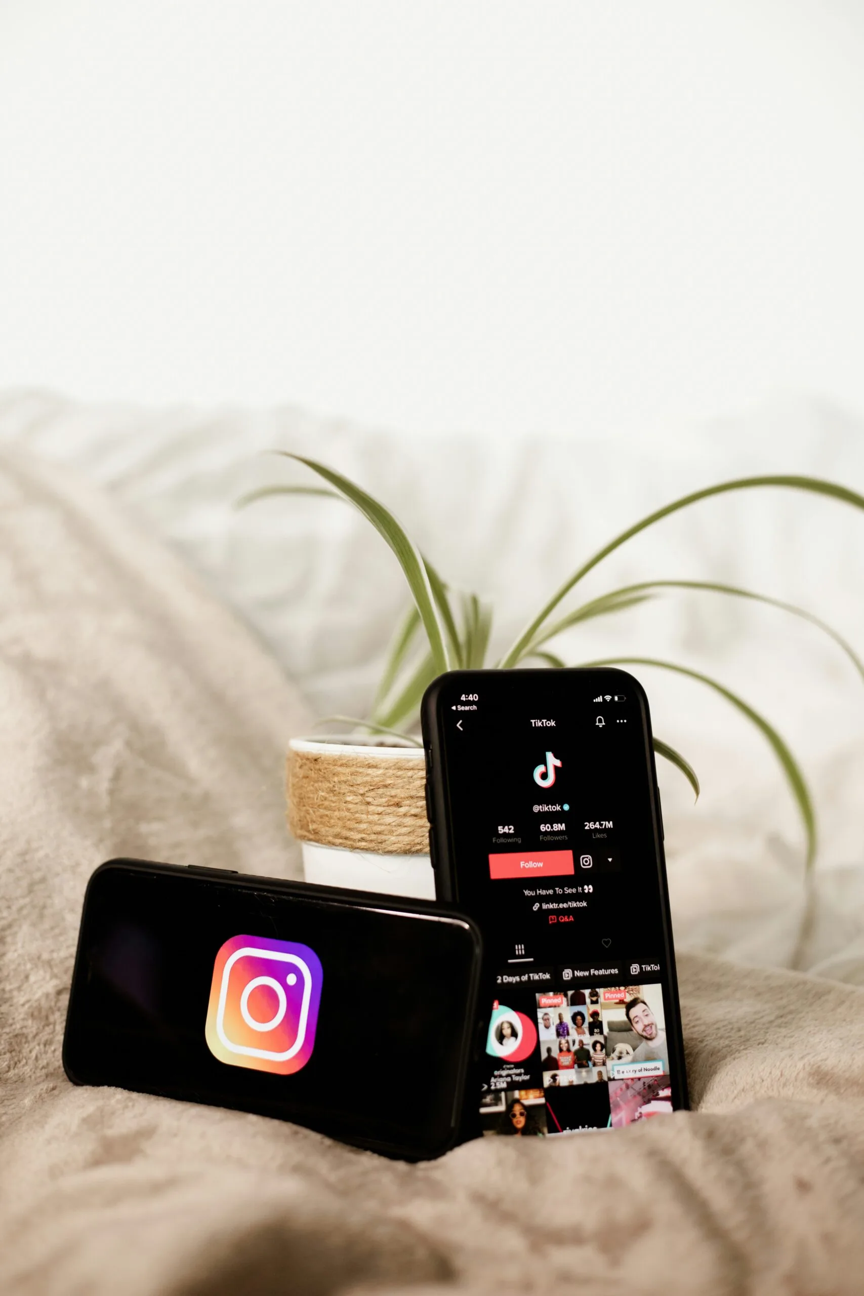 bild på telefoner med instagram och tiktop, kanske filmer till leaderprojekt