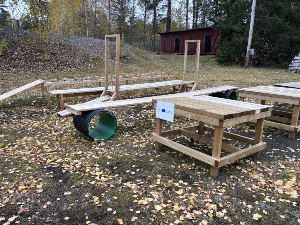 bild på hinder till hundar för att öva röddningshund