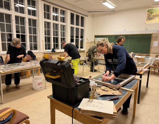 personer renoverar fönster