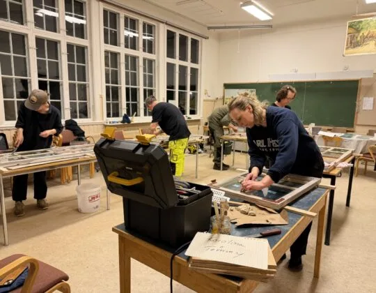 personer renoverar fönster