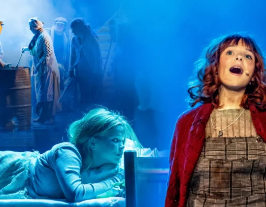 samlingsbild på anniemusikalen i nora, annie står och sjunger